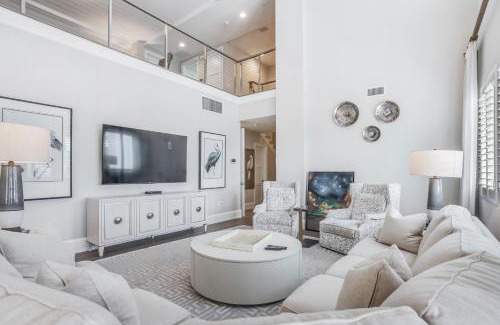 Redevelopment Area Apartment | Naples Square Paradise
