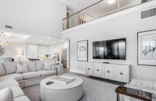 Redevelopment Area Apartment | Naples Square Paradise