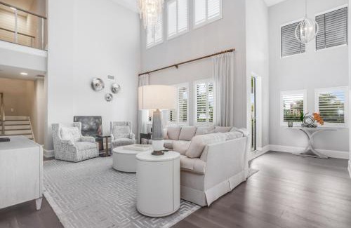 Redevelopment Area Apartment | Naples Square Paradise