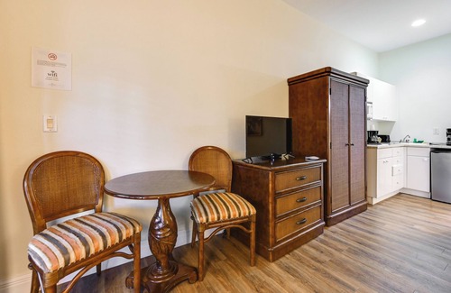 Naples Apartment | Naples Studio w/Community Pool & Tennis Courts!