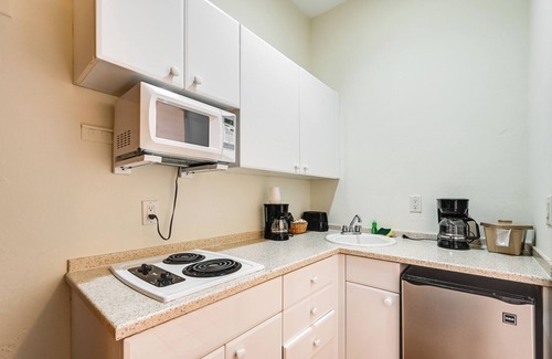 Naples Apartment | Naples Studio w/Community Pool & Tennis Courts!