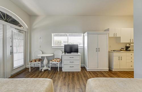 Naples Apartment | Naples Studio with Screened Patio and Resort Amenities