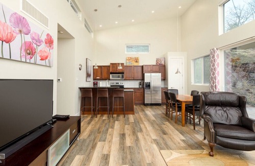 Okanagan-Similkameen House | Naramata Dream Vacation Home: Serene Retreat with Stunning Views