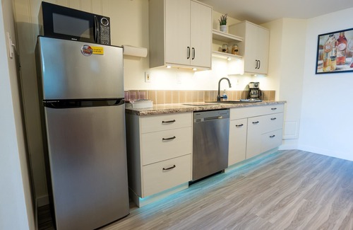 Okanagan-Similkameen Bed & Breakfast | Naramata Suite Dreams B&B, Two bedrooms, living room, kitchenette, bathroom