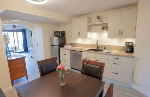 Okanagan-Similkameen Bed & Breakfast | Naramata Suite Dreams B&B, Two bedrooms, living room, kitchenette, bathroom