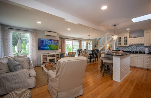 Narragansett Pier House | Narragansett Pier's Hadley Seaside Cottage