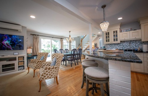 Narragansett Pier House | Narragansett Pier's Hadley Seaside Cottage