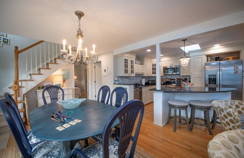 Narragansett Pier House | Narragansett Pier's Hadley Seaside Cottage