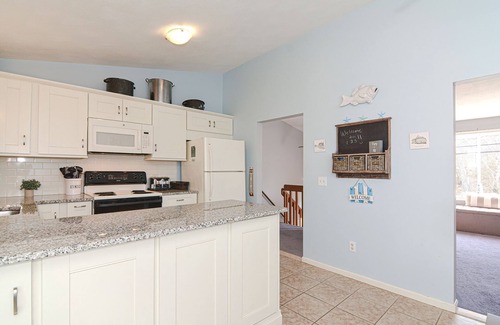 Narragansett Pier House | Narragansett Pier! Easy walk to seawall, food, shopping, playground - more!