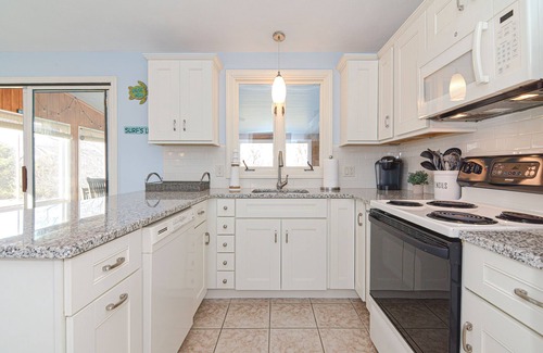 Narragansett Pier House | Narragansett Pier! Easy walk to seawall, food, shopping, playground - more!