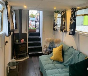 St. Pancras and Somers Town Boat Rental | Narrow Boat moored in London