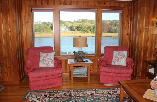South Kingstown Cottage | Narrow River Waterfront! Kayaks SAVE THIS week Fall getaways Sept&Oct! wk/wknds!
