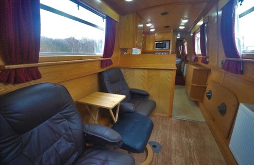 Middlewich Boat Rental | Narrowboat - Sleeps 2 - Casanova