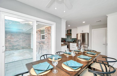 Friendswood House | NASA 4BR Escape | HeatedPool, HotTub & Daybed