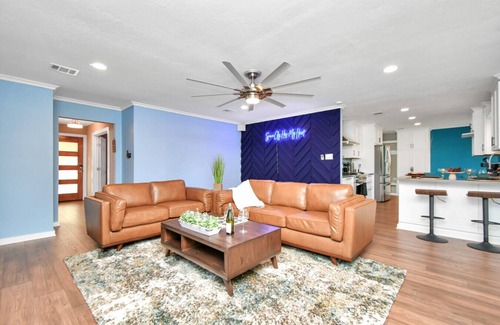 Friendswood House | NASA 4BR Escape | HeatedPool, HotTub & Daybed