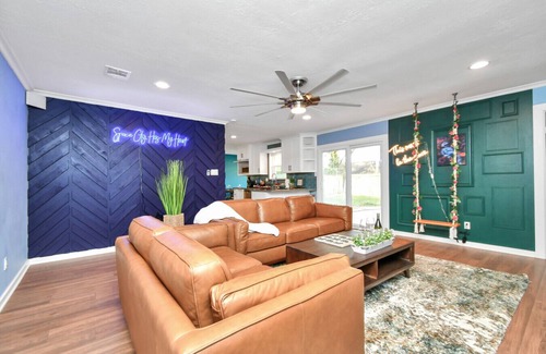 Friendswood House | NASA 4BR Escape | HeatedPool, HotTub & Daybed