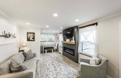 Goodlettsville Cottage | 🤠Nash-Burg Cottage CLOSE to NASHVILLE, Feels and Looks like Gatlinburg- Fire Pit