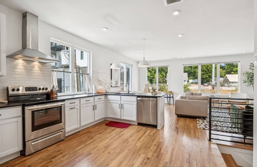 Nashville Apartment | Nashville Townhouse with Rooftop & Modern Comfort