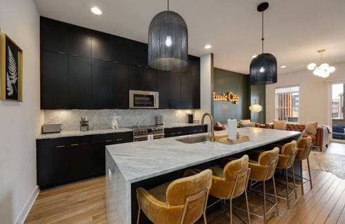 Hadley - Washington House | Nashvista Townhome- Downtown Views - 10 Comfy Beds