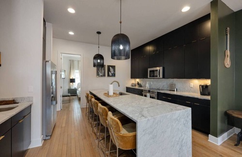 Hadley - Washington House | Nashvista Townhome- Downtown Views - 10 Comfy Beds