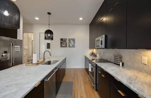 Hadley - Washington House | Nashvista Townhome- Downtown Views - 10 Comfy Beds