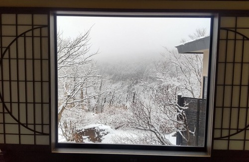 Yumoto Apartment | Nasu yobou - Located in Nasu Yumoto, this inn is limited to one couple per day, and guests can stay up to 26 hours and enjoy the sulfur-scented hot spring (Bijin no Yu) in the guest room.