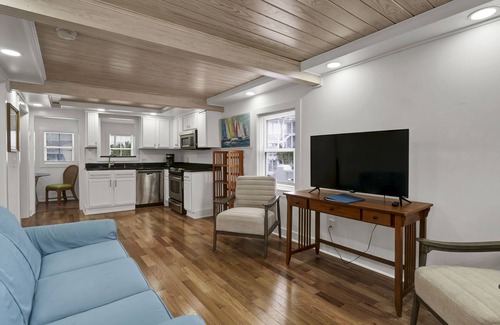 South End House | Nathans Cottage Lower - Bottom floor duplex next to Oceanic Pier