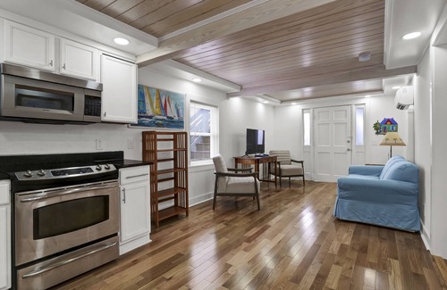 South End House | Nathans Cottage Lower - Bottom floor duplex next to Oceanic Pier