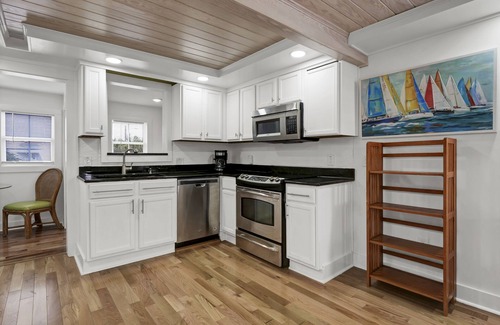 South End House | Nathans Cottage Lower - Bottom floor duplex next to Oceanic Pier