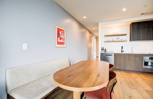 Rainey Street Historic District Condo | Natiivo Austin condo with serene city-view balcony - rooftop pool & gym