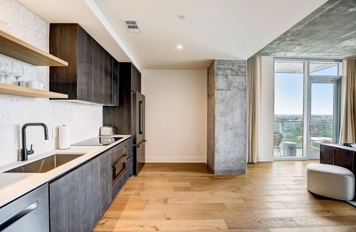Rainey Street Historic District Condo | Natiivo Austin condo with serene city-view balcony - rooftop pool & gym