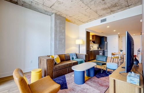 Rainey Street Historic District Condo | Natiivo Austin condo with lake-view balcony, pool & gym