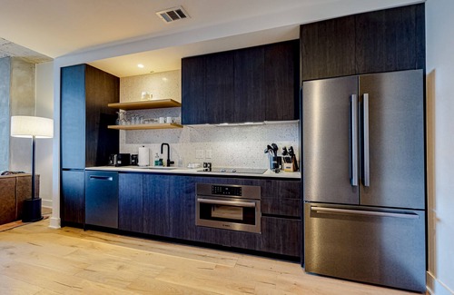 Rainey Street Historic District Condo | Natiivo Austin condo with lake-view balcony, pool & gym