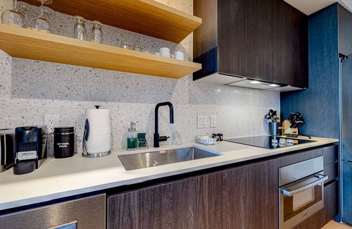 Rainey Street Historic District Condo | Natiivo Austin condo with lake-view balcony, pool & gym