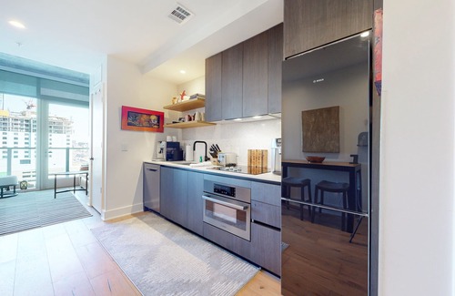 Rainey Street Historic District Apartment | Natiivo Sky Cottage king studio with balcony & rooftop pool