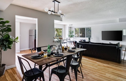 Crystal City Apartment | National Landing Spot Near Metro Sleeps 7