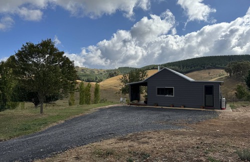 Carabost Cottage | Native Valley Cottage is a peaceful, tranquil hideaway in the Tumbarumba area.