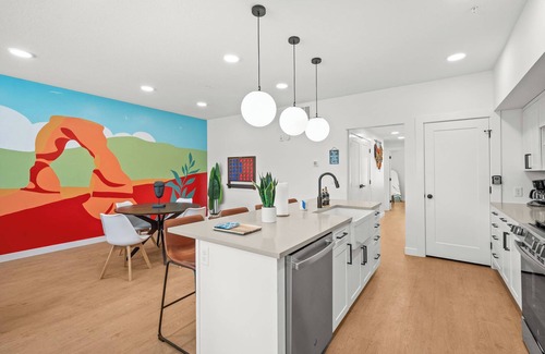 People's Freeway House | Natl Park 2BR Townhome King 2-Car Garage
