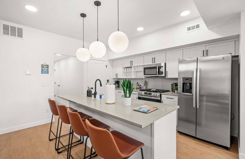 People's Freeway House | Natl Park 2BR Townhome King 2-Car Garage