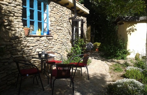 Setenil de las Bodegas House | Natural stone house in a protected, romantic river valley