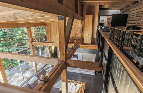 Les Pays-d'en-Haut Regional County Municipality Ski Chalet | Nature and light--Close to services