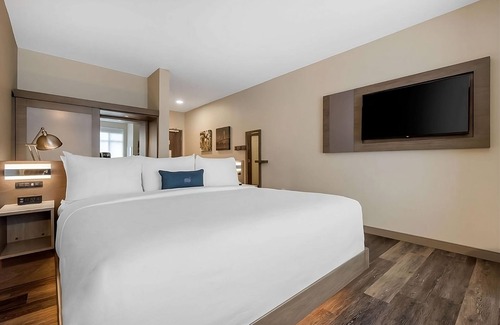 Lauderdale Beach House | Nature Escape! Walk to the Beach! Spacious Unit, Pool