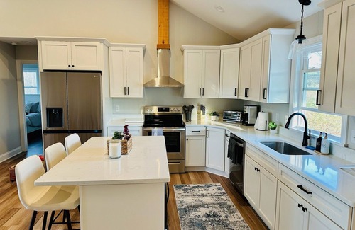 Clifford House | Nature getaway; beautiful Mountain Views, close to rivers, breweries & wineries.