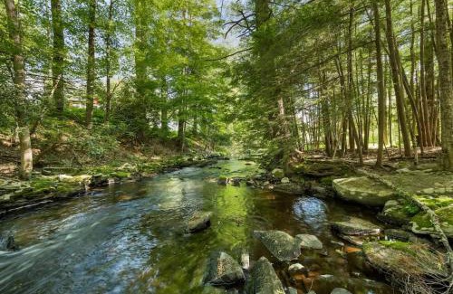 Sparrow Bush House | Nature Getaway - Creek, Firepit, Deck, Privacy - Delaware River