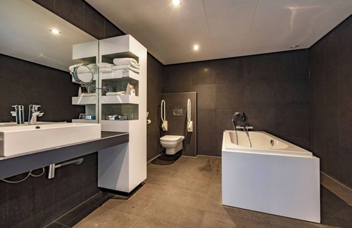 Uden Hotel | Nature Getaway Near Jettens Windmill + Free Parking Spot