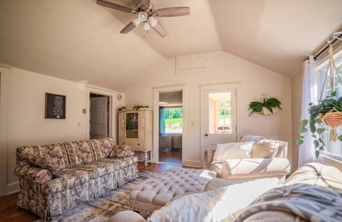 Halifax Cabin | Nature getaway near Lake Tobias