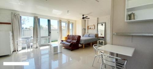 Jerrabomberra House | Nature in Town Studio Granny Flat