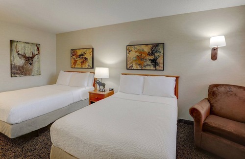 Quincy Hotel | Nature-Infused Riverside Lodging | Poolside Patio & Hot Tub | 4 Units