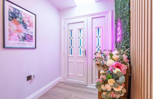 Trafford House | Nature Inspired Bungalow with 3 rooms - 10 mins from Manchester Airport