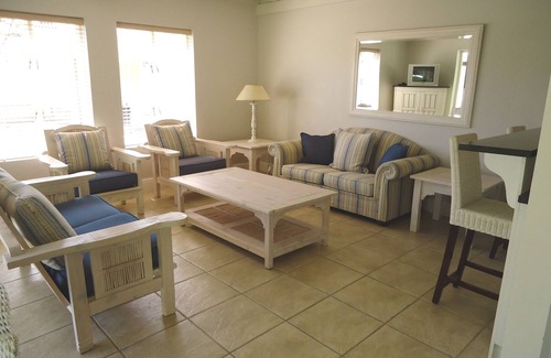 Keurboomstrand Apartment | Nature Lover's Paradise! 100m to the Beach! Swimming Pool.
